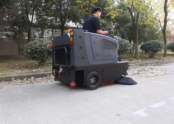 怎樣選擇小型電動掃地車